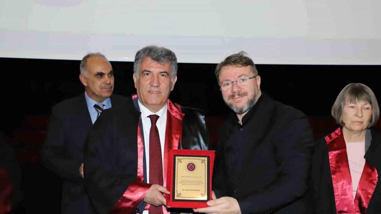 Atatürk Üniversitesinde 14 Mart Tıp Bayramı coşkusu, Akademisyen ve öğrencilere önlük giydirildi