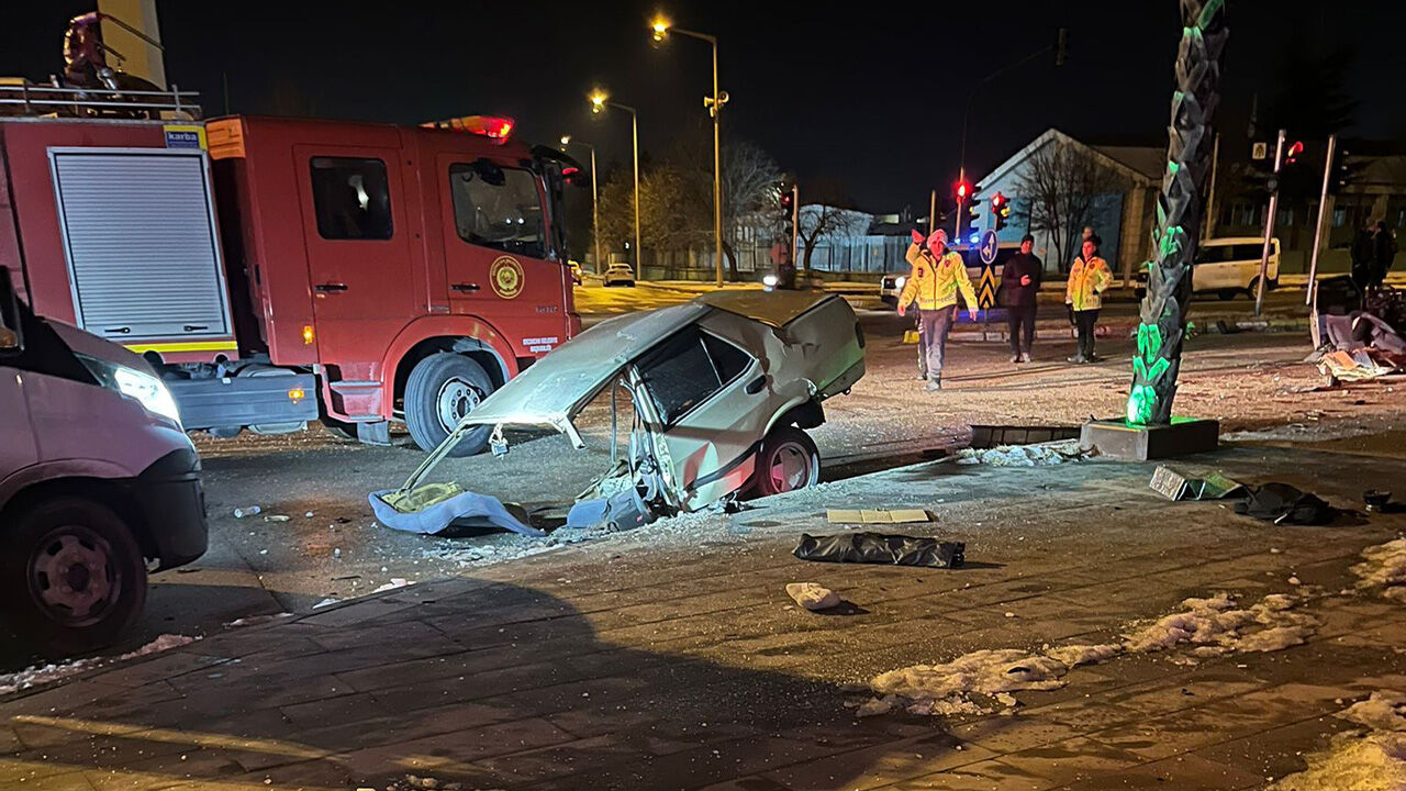 İki̇ye Bölünen Otomobi̇l Kaza Tofaş-1