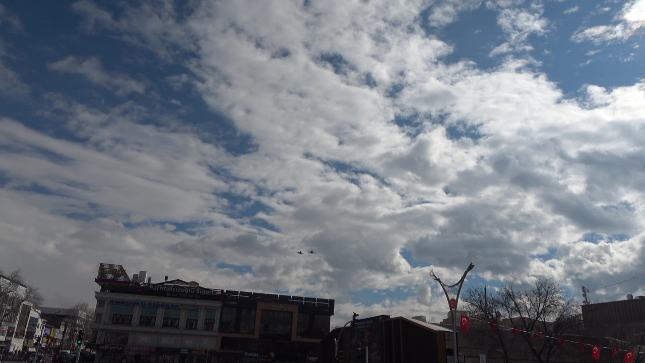 Muhari̇p Uçak Geçi̇şi̇ Erzi̇ncan (2)