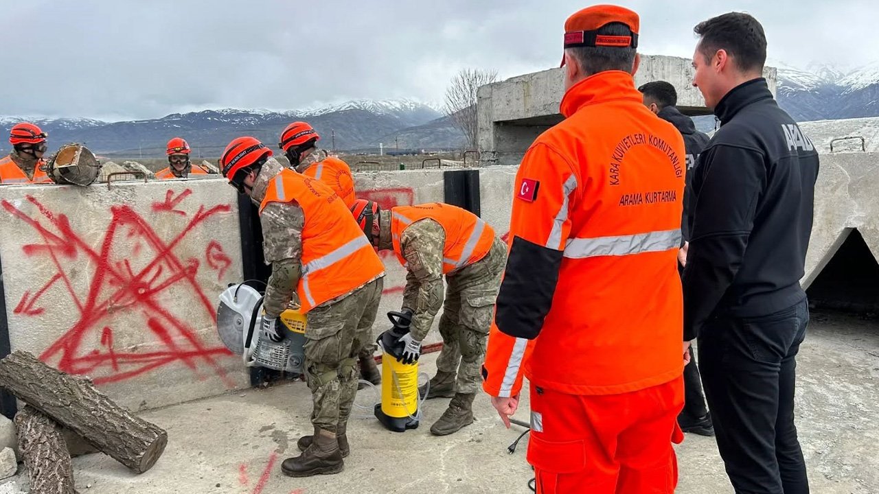 Ekipler Enkaz Altında Zamanla Yarıştı