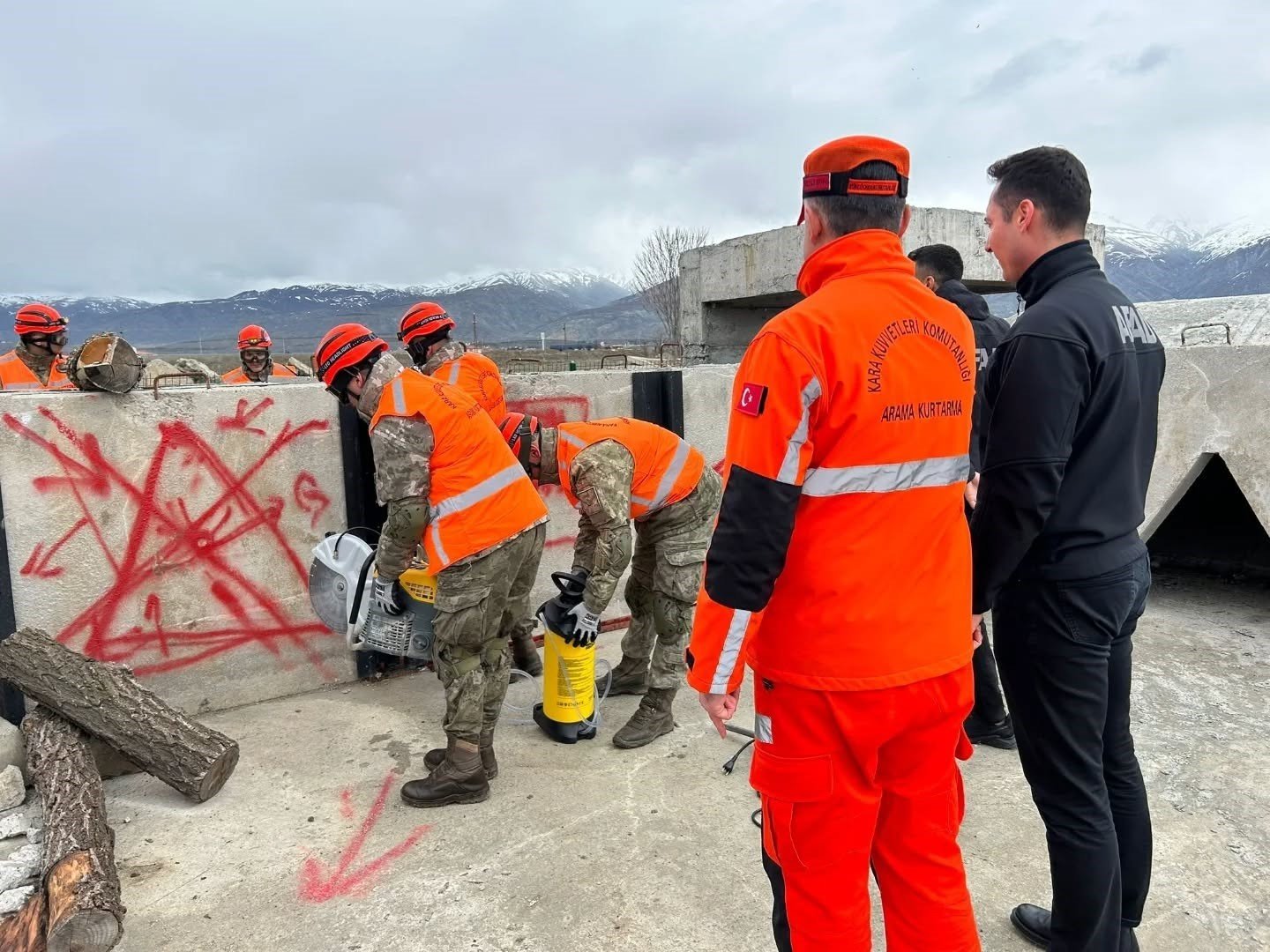 Erzincan'da 'Enkazdan yaralı tahliye ve çadır kurma yarışması' düzenleniyor