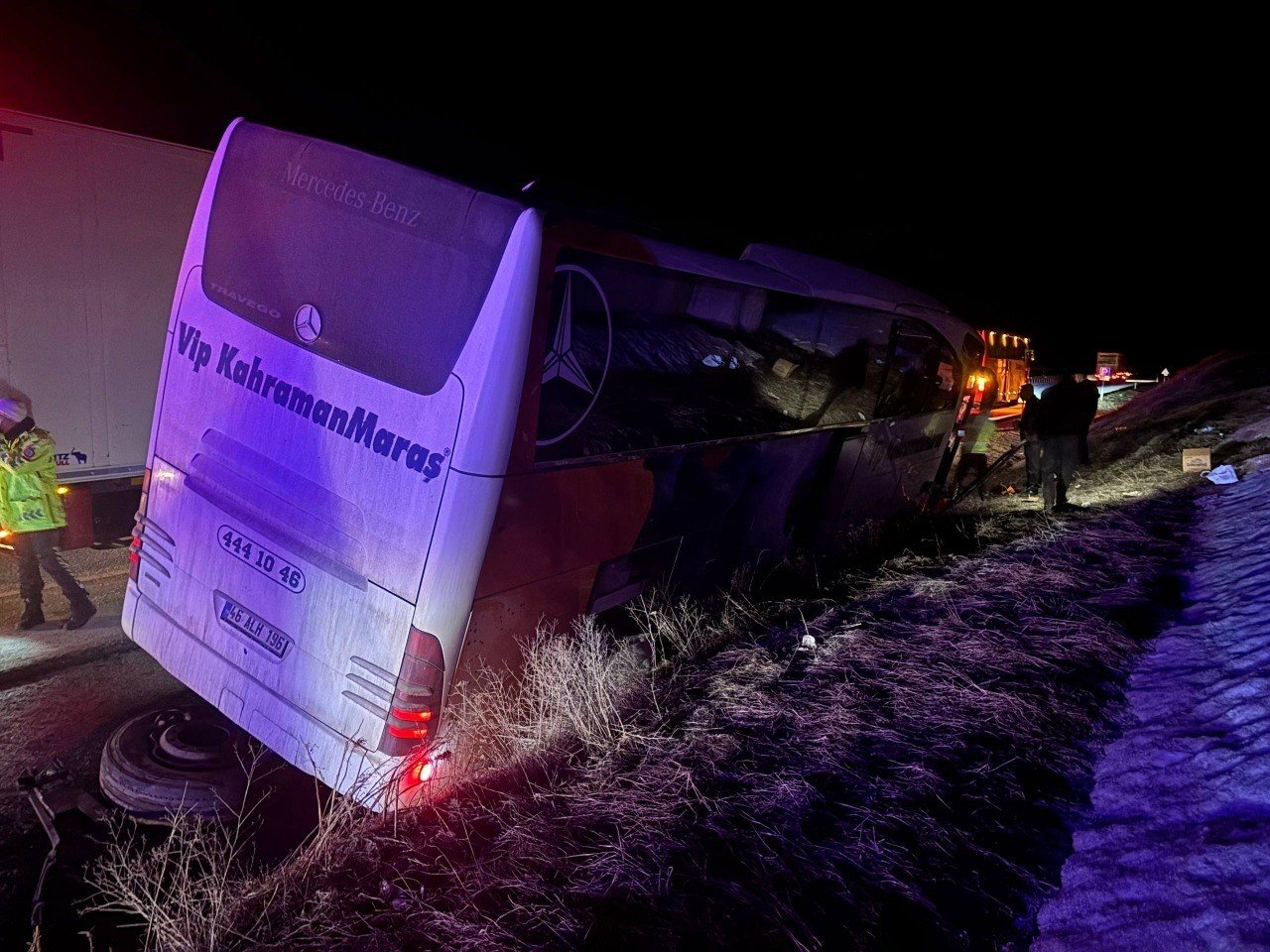 Erzincan'da kontrolden çıkan yolcu otobüsü bariyerlere çarptı