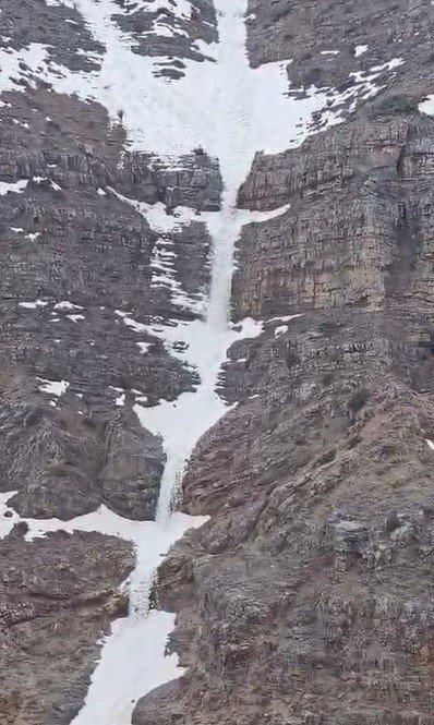 Kemaliye'de 'kar şelalesi' görüntülendi