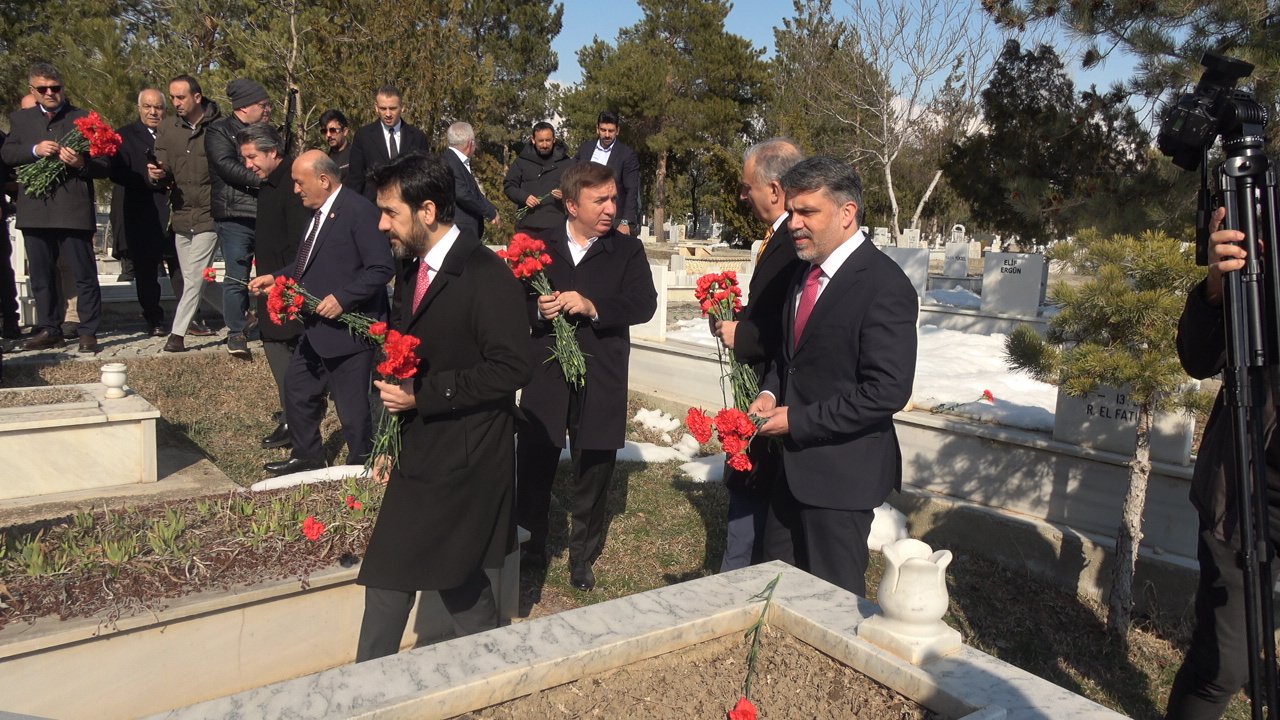 Deprem Şehi̇tleri̇ Mezarliği