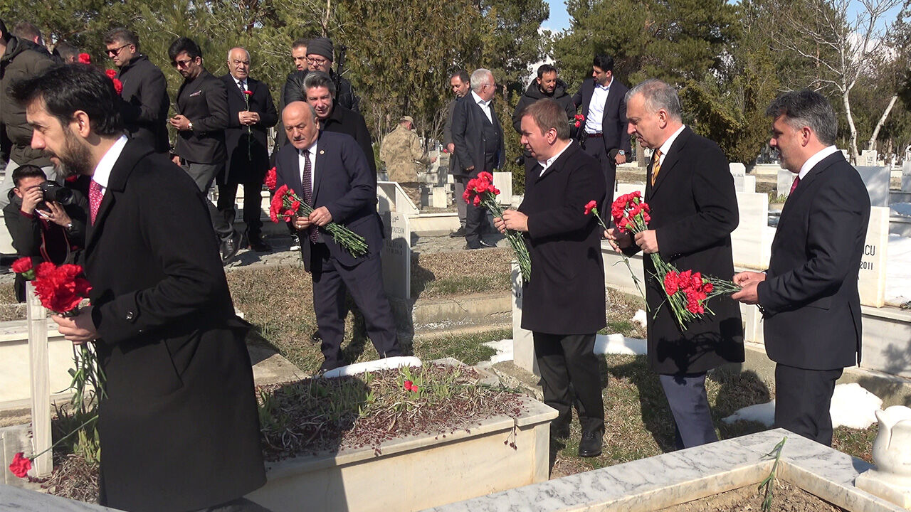 Deprem Şehi̇tli̇ği̇ Anma 3