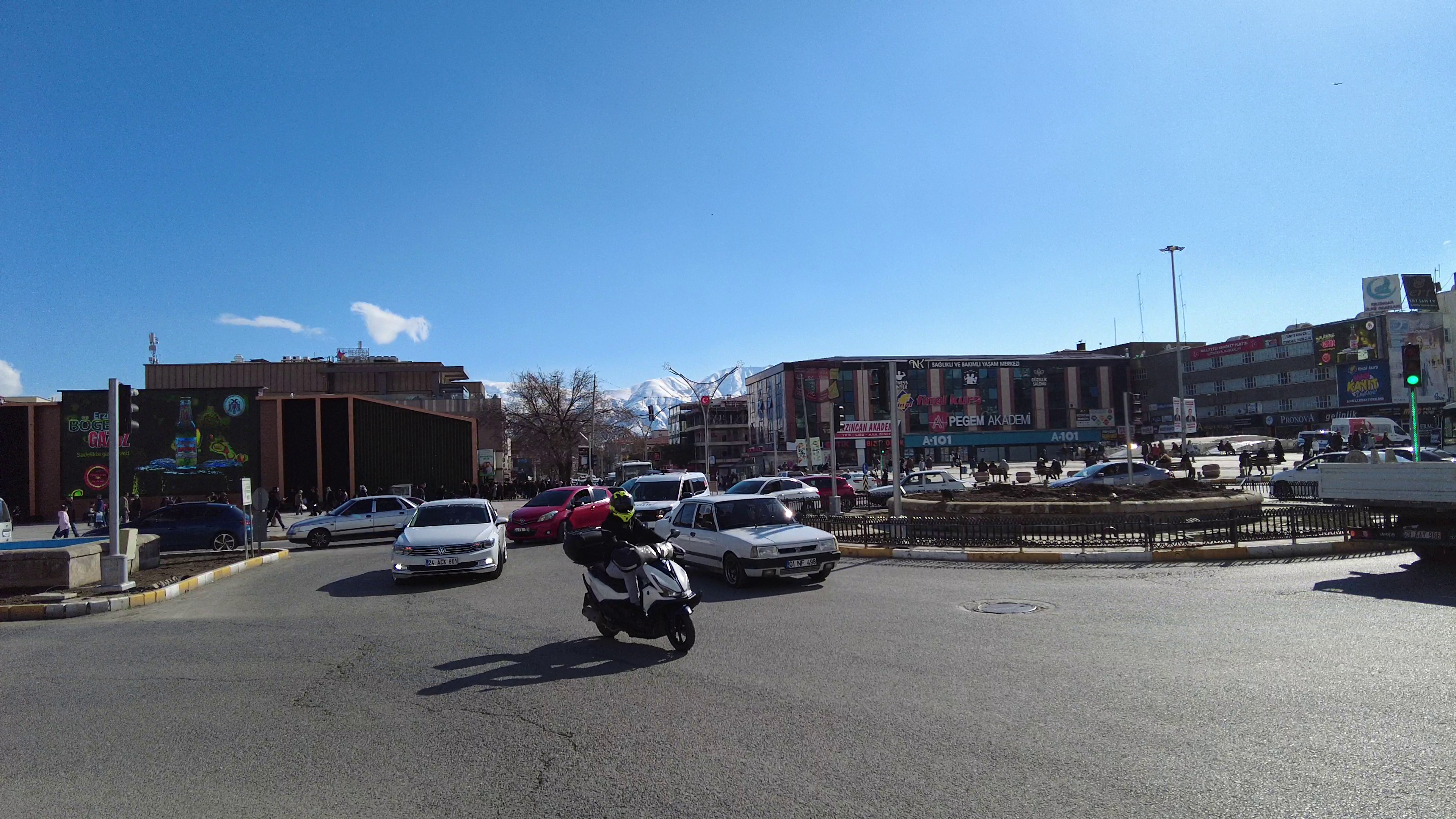 Dörtyol Meydan Kalabalik Halk (2)