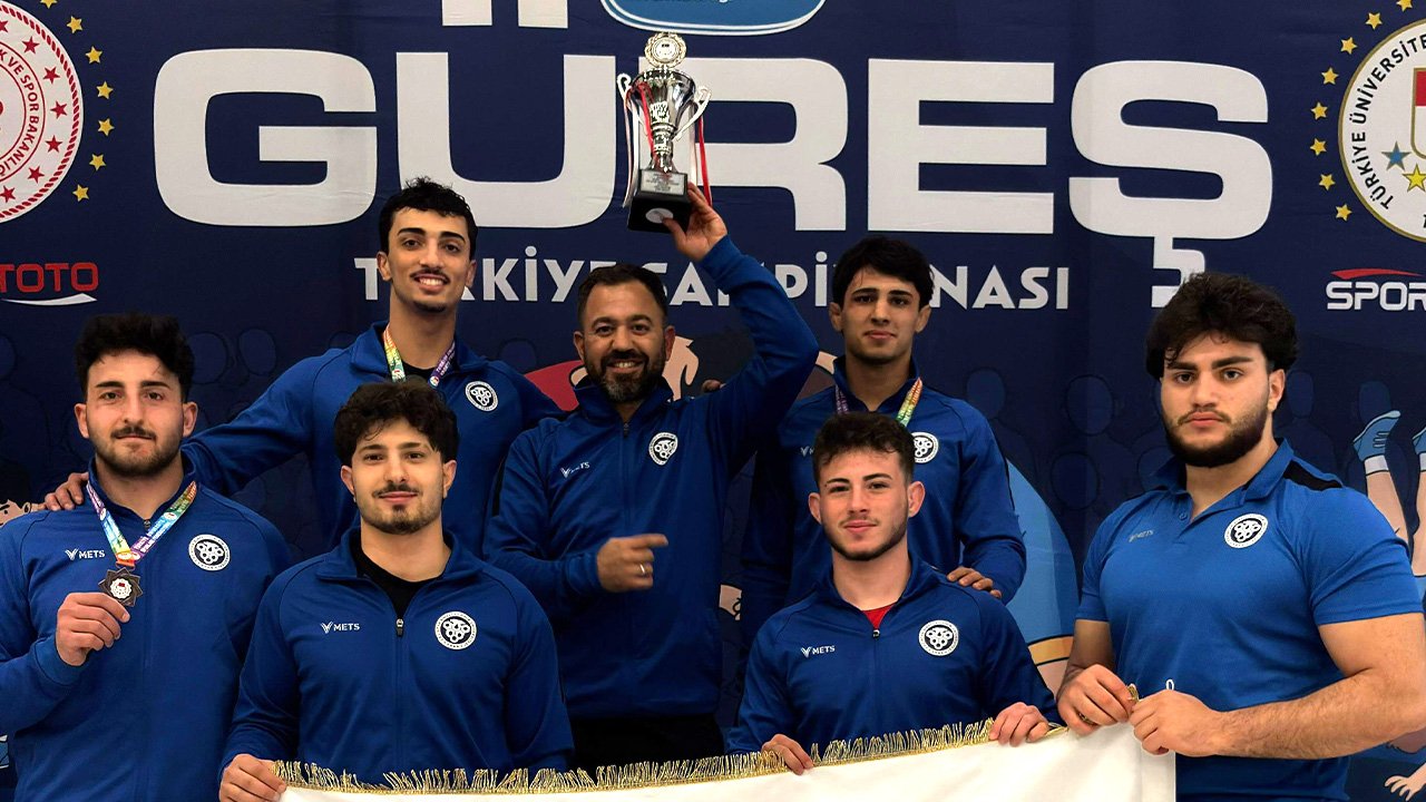 EBYÜ'de Güreşte Türkiye Üçüncülüğü Gururu