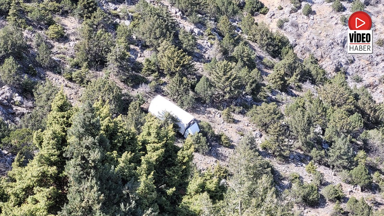 Kemaliye'de Freni Patlayan Kamyon Uçuruma Yuvarlandı