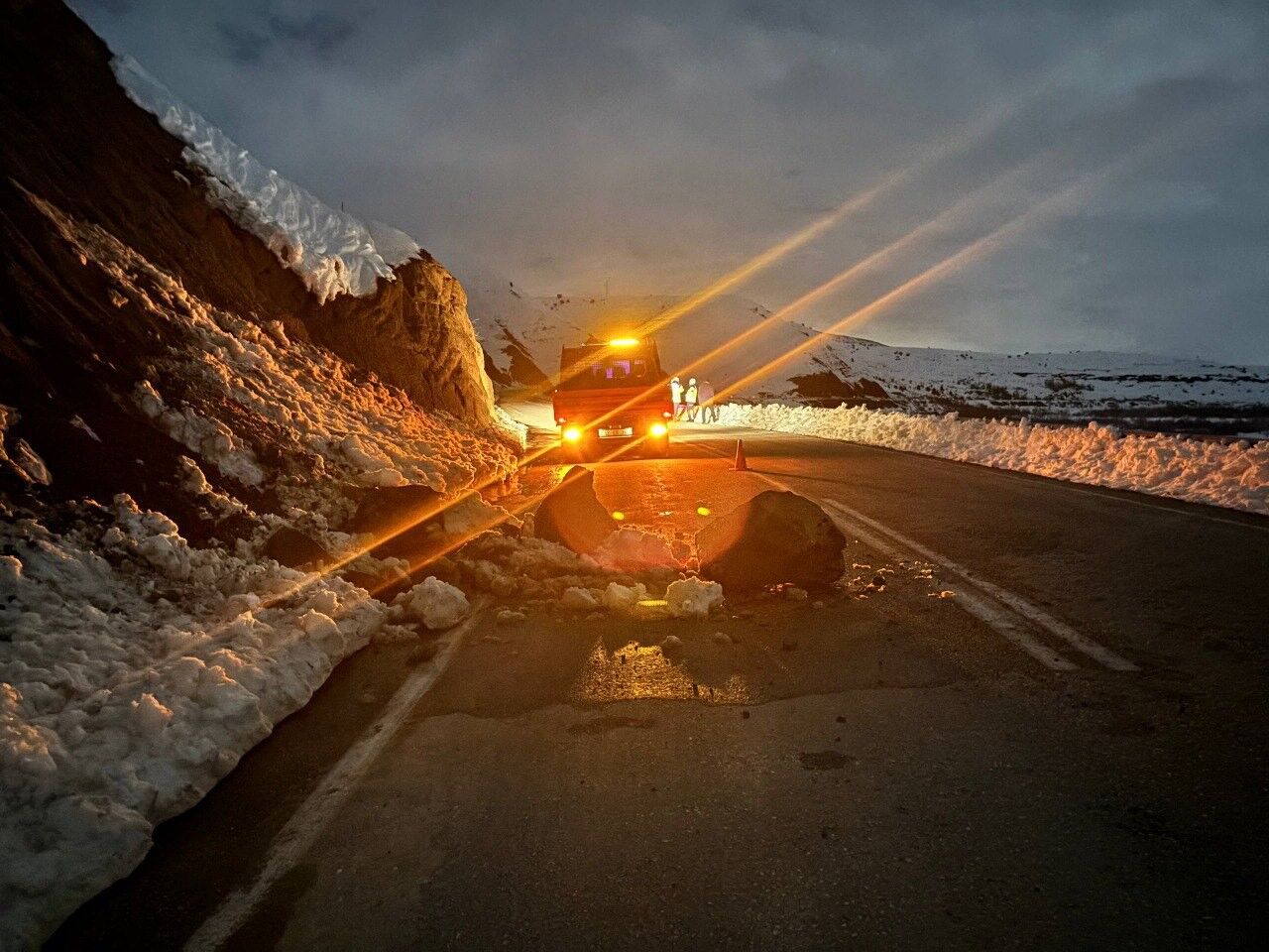 Yamaçtan Kopan Parçalar (2)