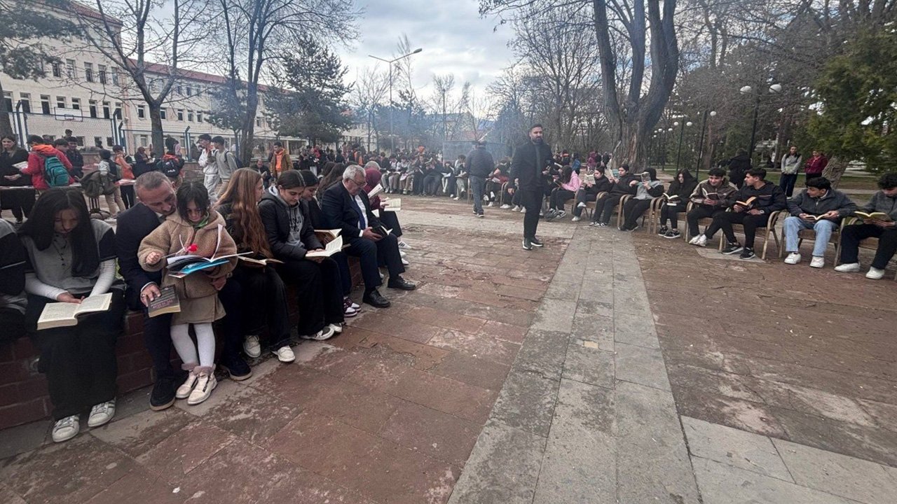 Erzincan'da Açık Havada Kitap Okuma Etkinliği