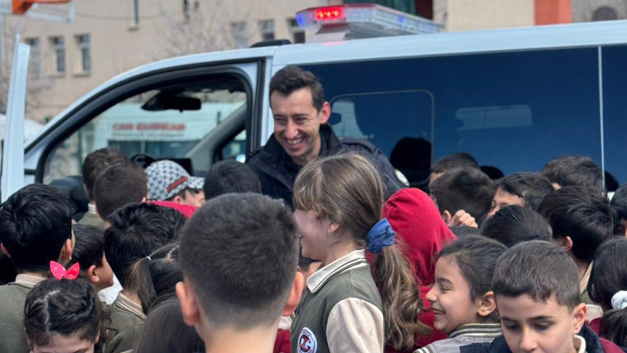 Mi̇ni̇kler Poli̇s Çi̇çekler 3