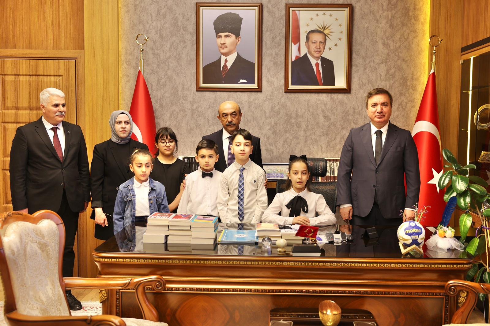 Vali̇li̇k 23 Ni̇san Öğrenci̇ler 2