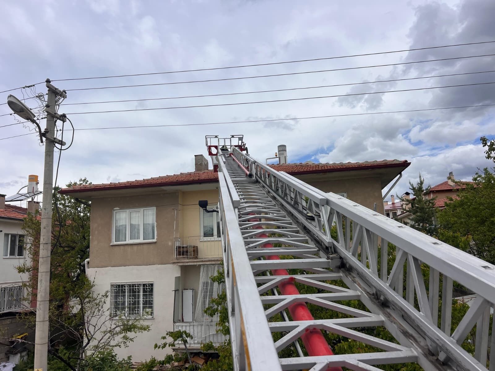 Çatidan Kedi̇ Kurtarma (2)