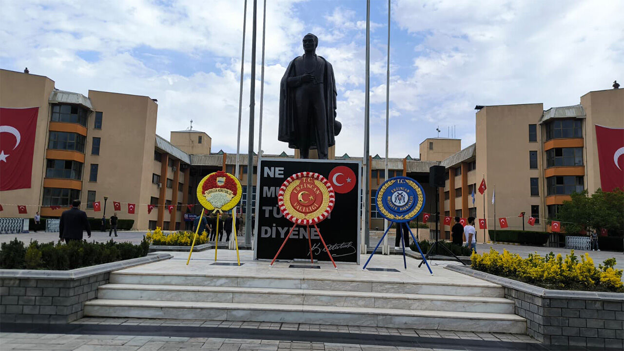 Atatürk Aniti Çelenk Sunma 2