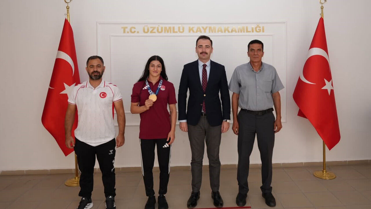 Şampiyon Elvira'ya Tebrik