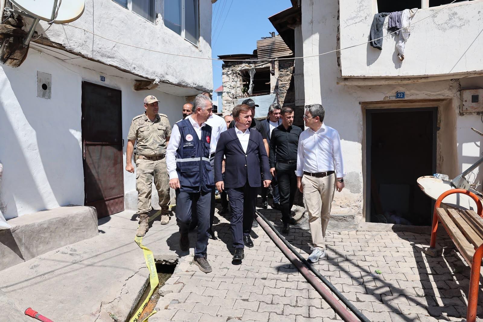 Vali̇ Aydoğdu Kemaleyi̇ Yangin Evler Zi̇yaret 4