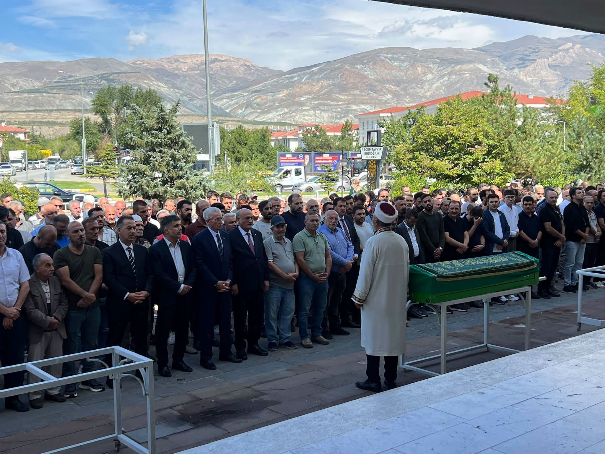 Öztürk Dualar Arasında Toprağa Verildi