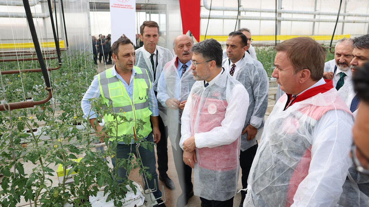 Bakan Yumaklı, Erzincan'daki Jeotermal Sera Alanını İnceledi