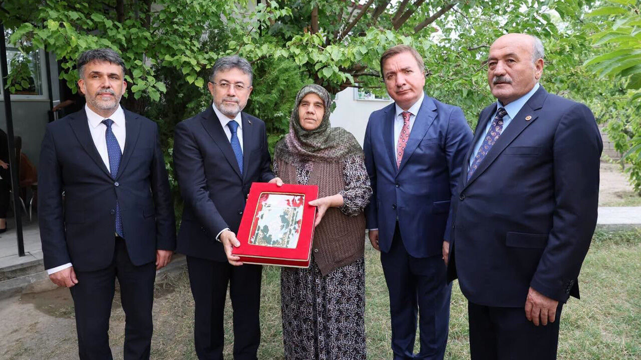 Bakan Yumaklı, Şehit Ailesini Ziyaret Etti