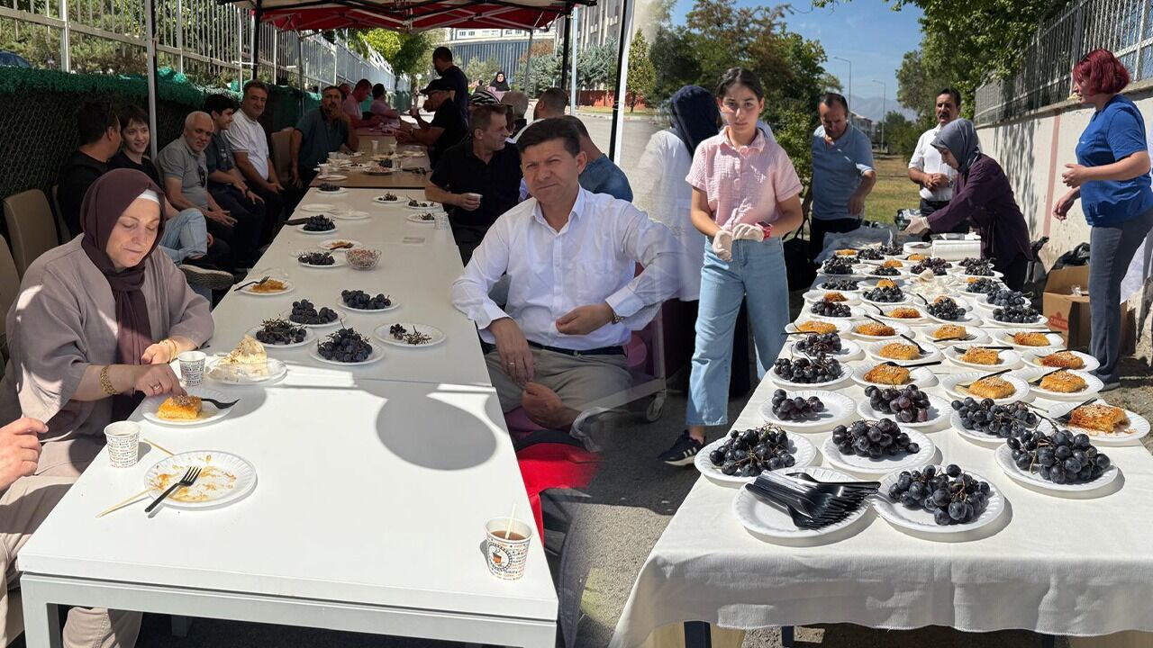 Öğrencilere Cimin Üzümü ve Tulum Peynirli Karşılama