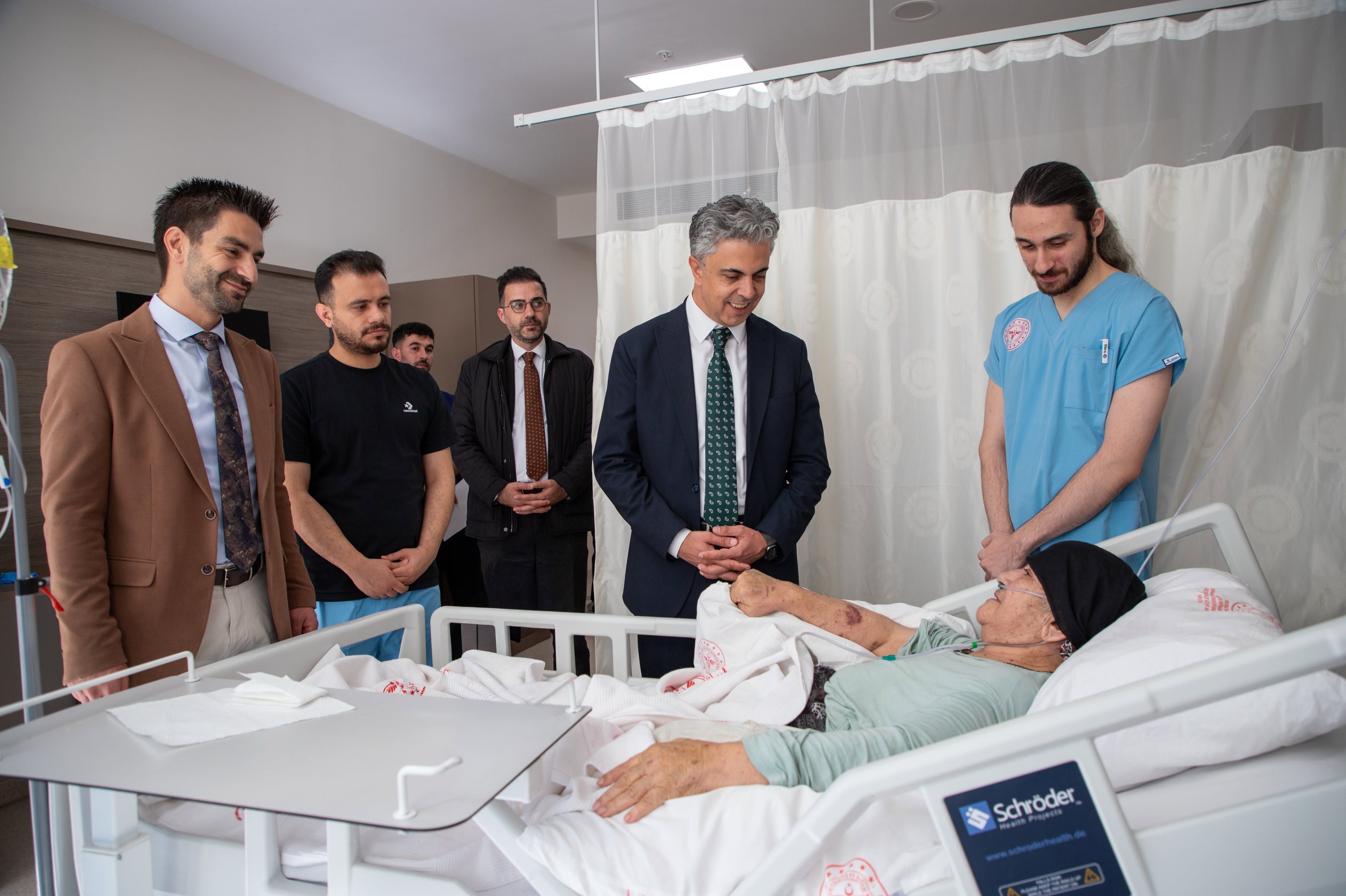 Rektör Kuyrukluyıldız’dan Hastalara Geçmiş Olsun Ziyareti
