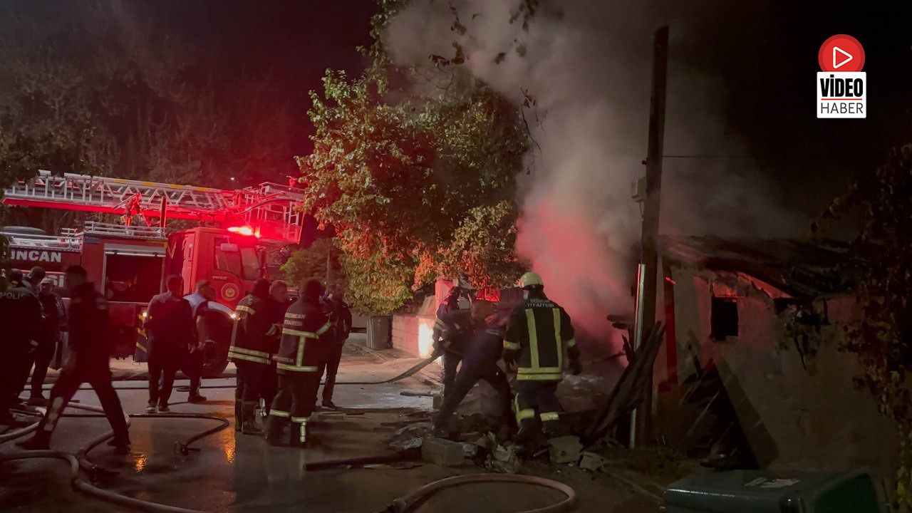Erzincan'da Müstakil Evin Odunluğunda Yangın