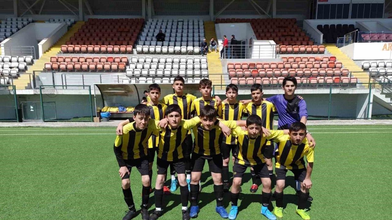Bayburt Ortaokulu futbol takımı bölge şampiyonu