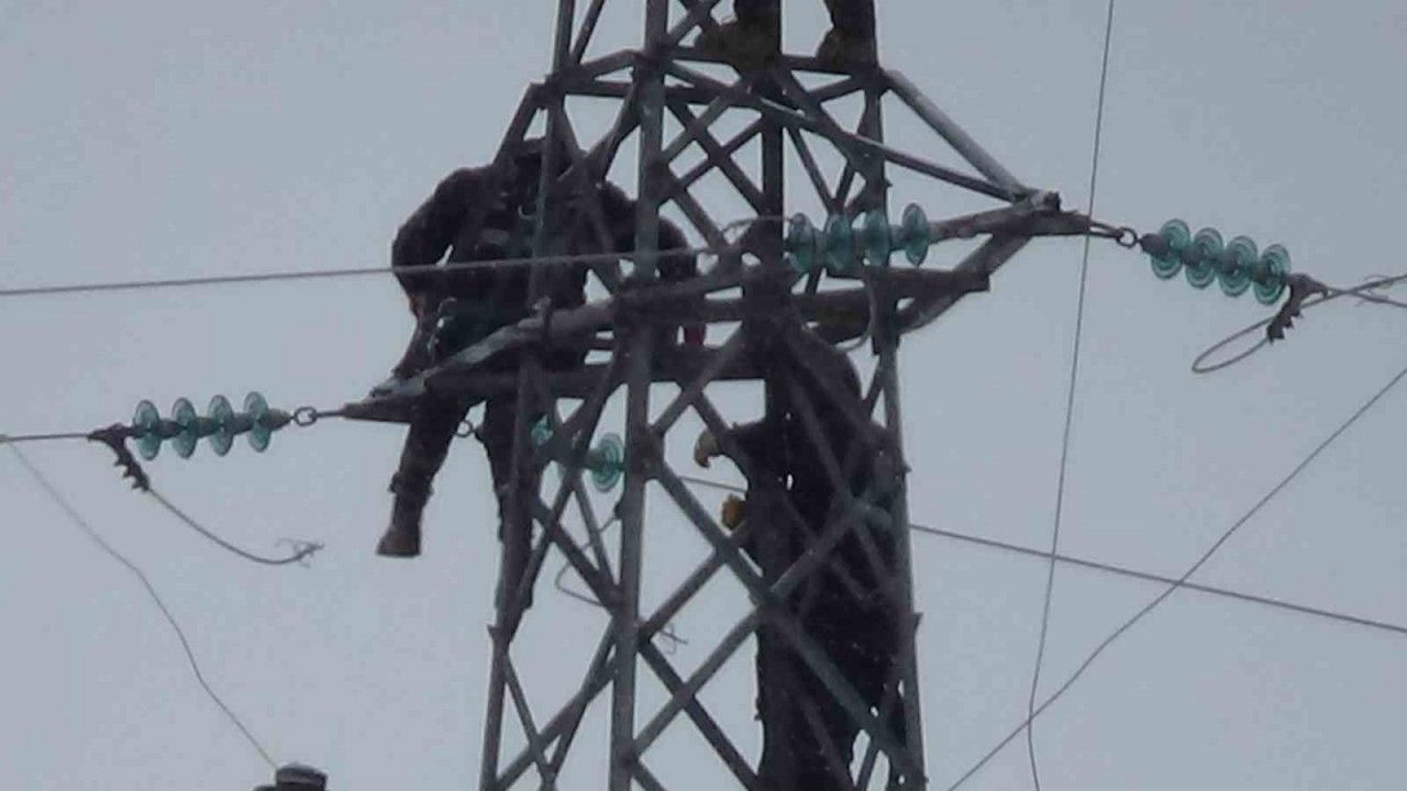 Elektrik firması çalışanlarının 25 metrede zorlu onarım çalışması