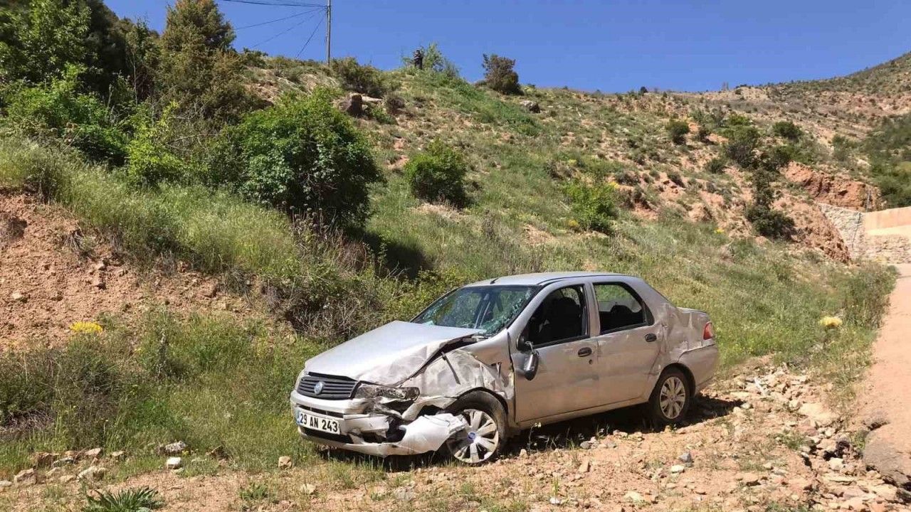 Gümüşhane’de virajı alamayan otomobil kaza yaptı: 1’i çocuk 4 yaralı