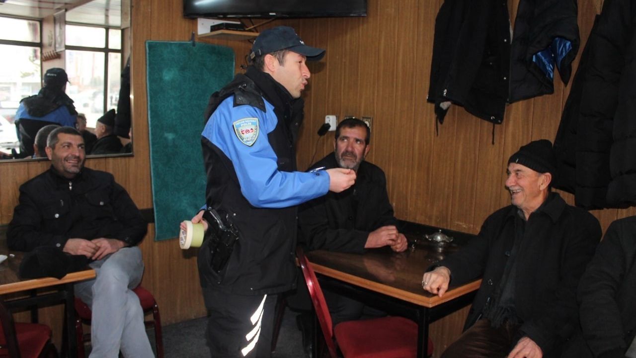 Polisler dolandırıcılık olaylarına karşı kahvehaneleri gezerek vatandaşları uyardı