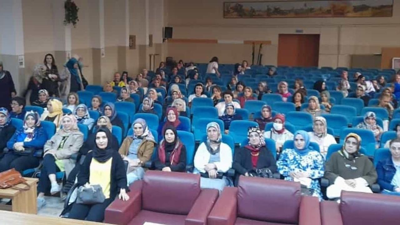 Usta öğreticilerine ’Türk Edebiyatında Aile’ eğitimi verildi