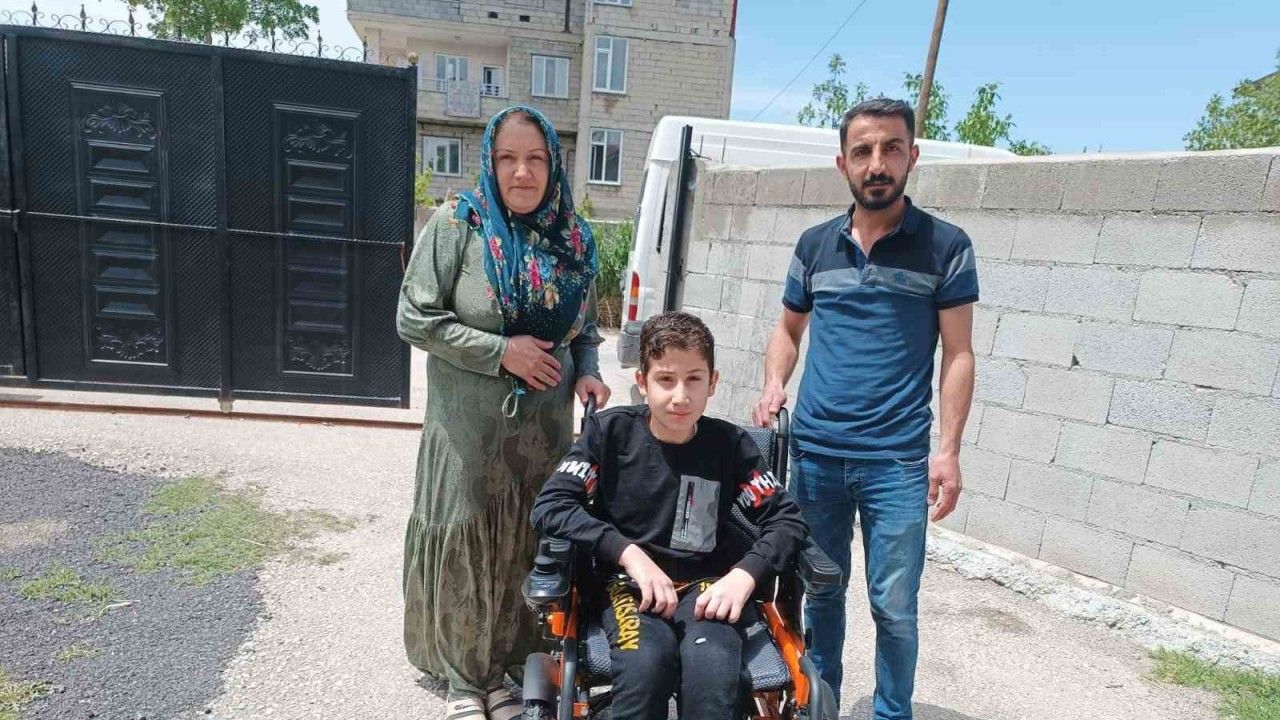 Vanlı Amcan’dan spina bifida hastası Harun’a akülü sandalye