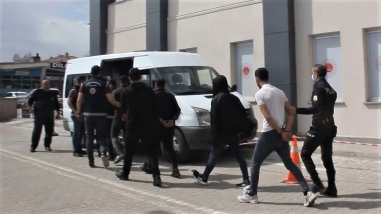 Erzincan’da çeşitli suçlardan aranan 27 kişi yakalandı, 3 kişi gözaltına alındı