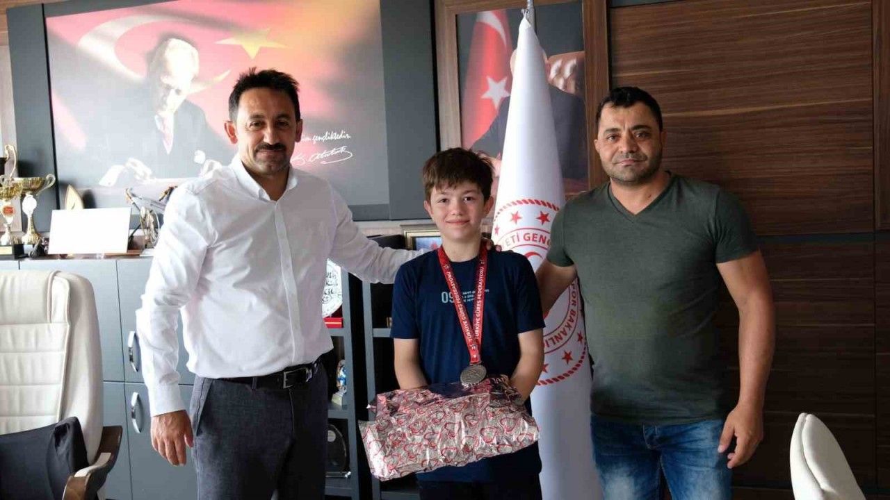 Türkiye İkincisi Olan Erzincanlı Küçük Güreşçi Ödüllendirildi