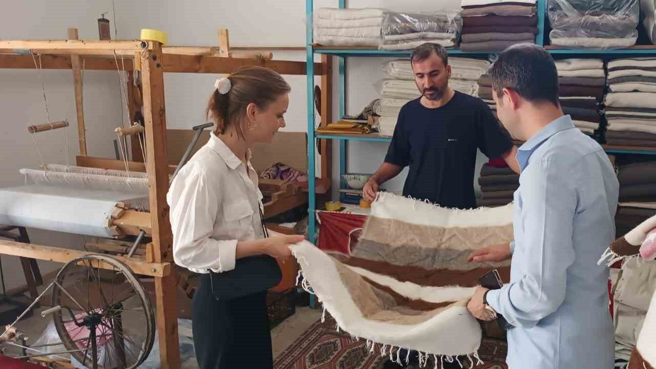 Alman moda tasarımcısı Siirt’in tiftik battaniyesini inceledi