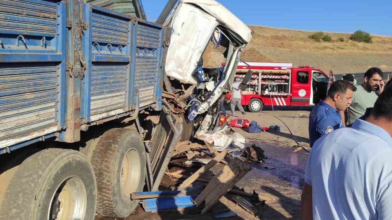 Bingöl’de kamyon ve tır çarpıştı: 2 yaralı