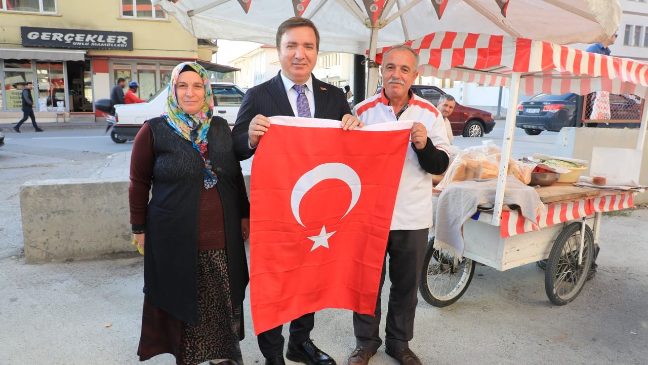Vali Aydoğdu Vatandaşlara Bayrak Dağıttı