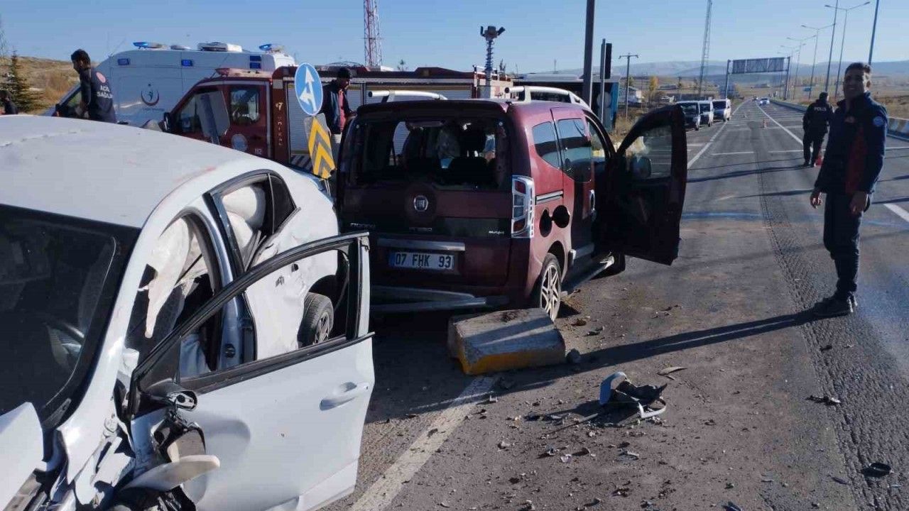 Ağrı’da iki otomobil çarpıştı: 7 yaralı