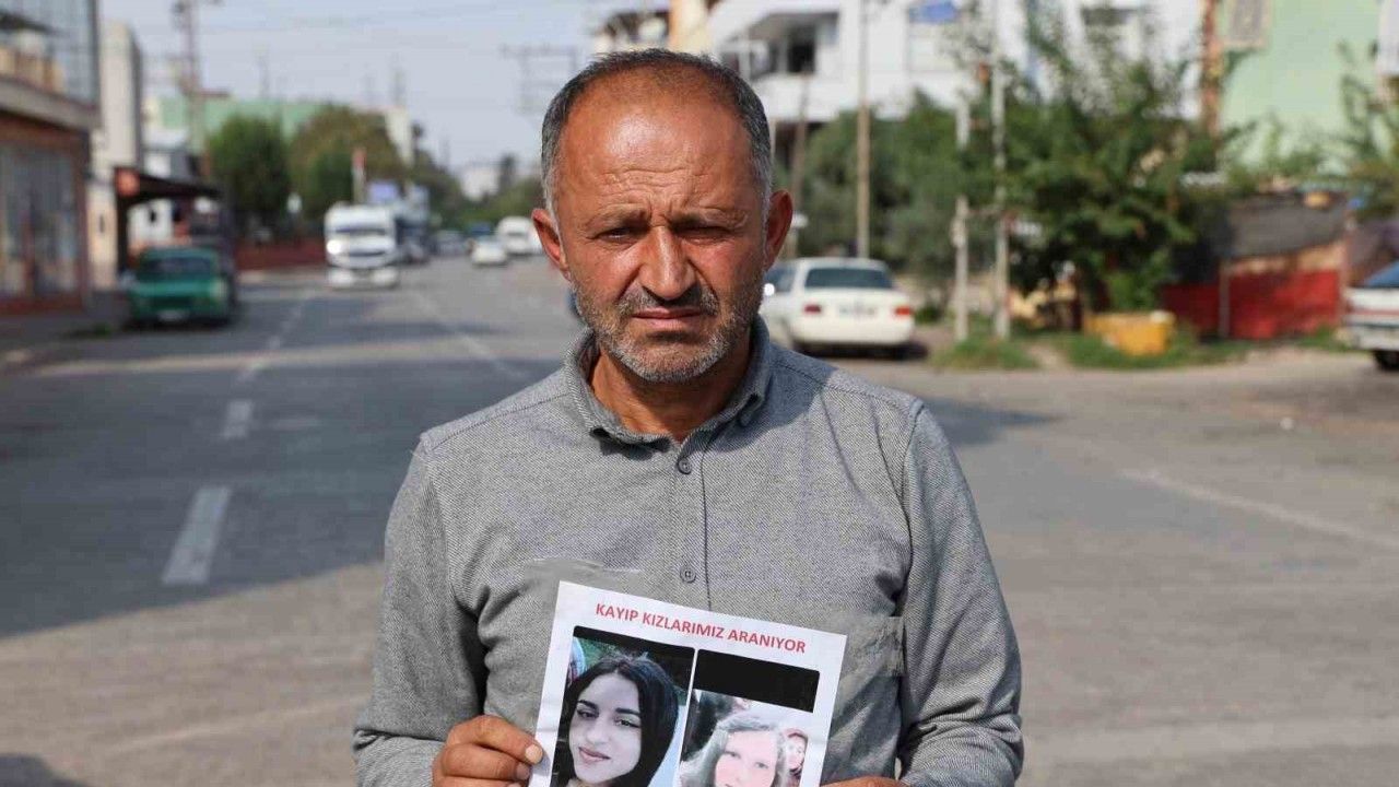 Elinde ilanla sokak sokak kayıp kızı ve arkadaşını arıyor