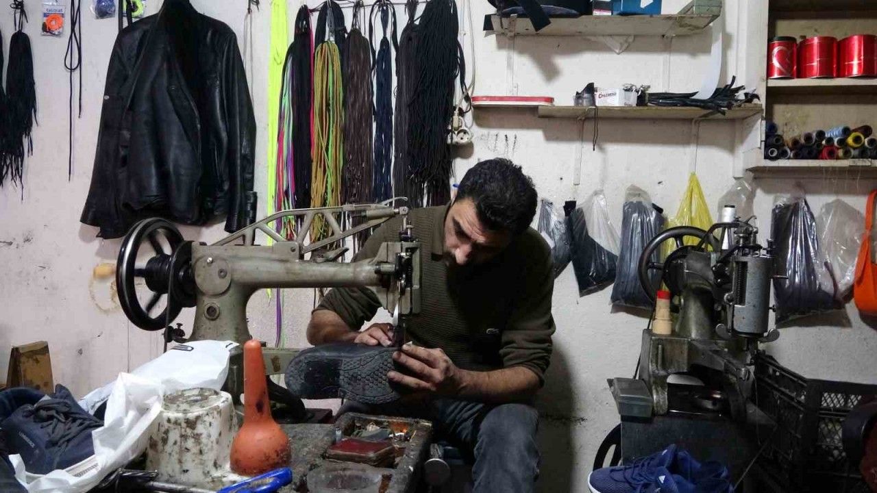 Kışın çetin geçtiği Bitlis’te ayakkabı tamircilerinde yoğunluk
