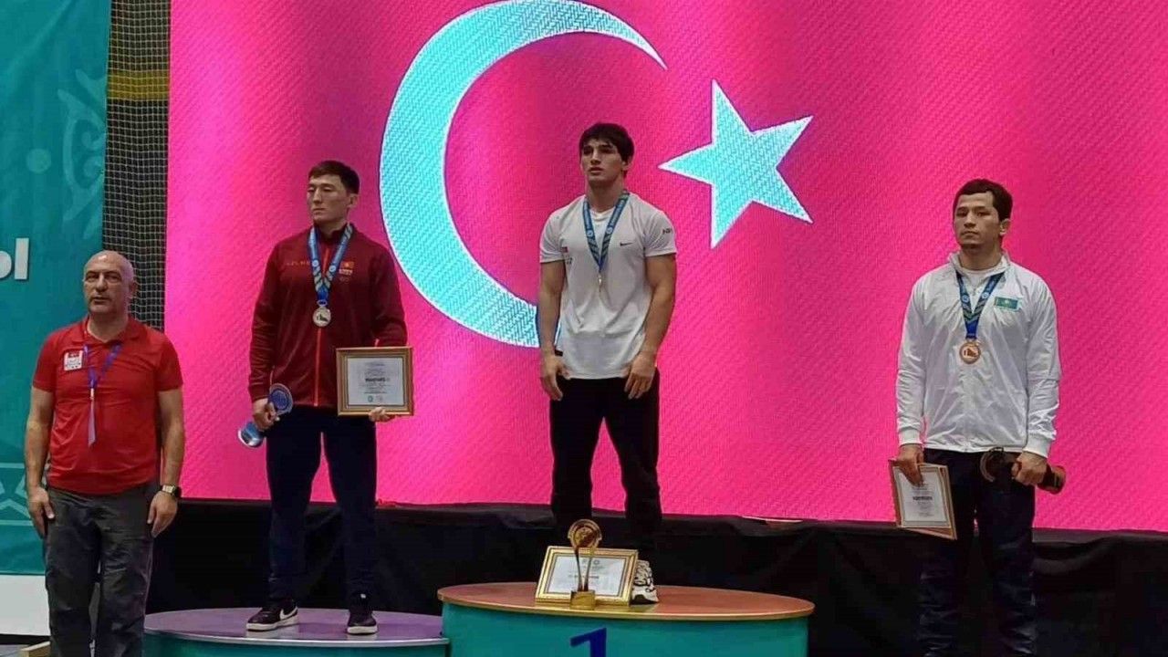 Siirt Üniversitesi öğrencisi güreşte şampiyon oldu