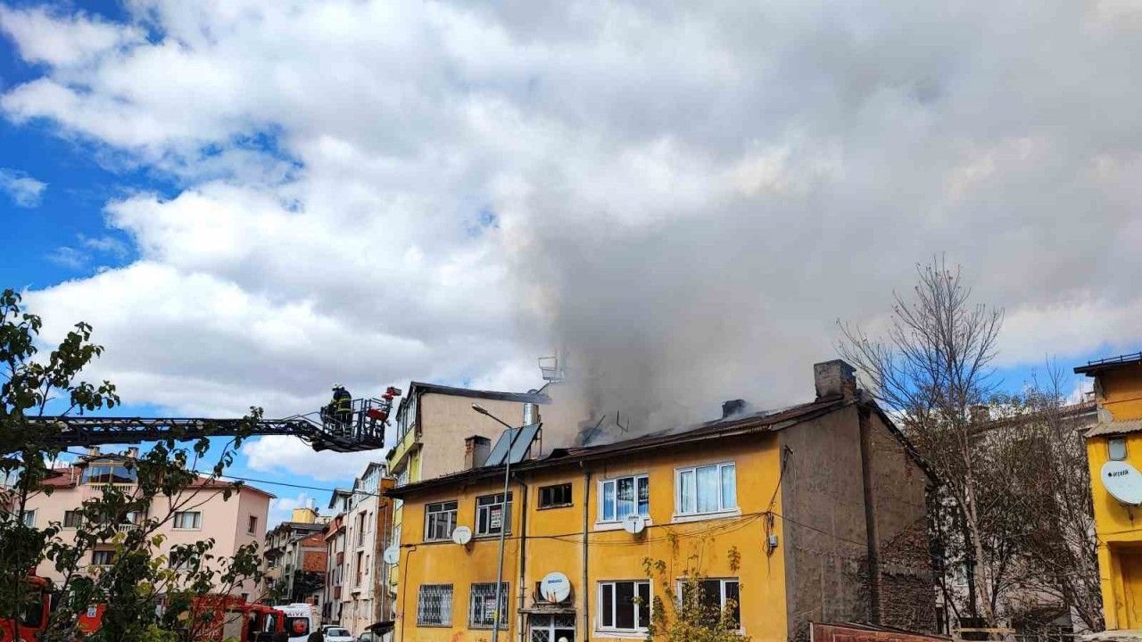 Sivas’ta binanın çatısında çıkan yangın paniğe neden oldu