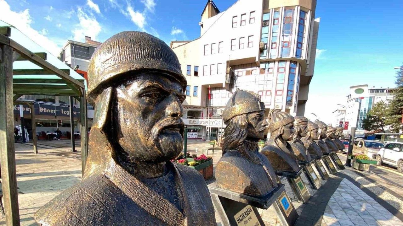 Türk Büyükleri Anıtı’na bakım yapıldı