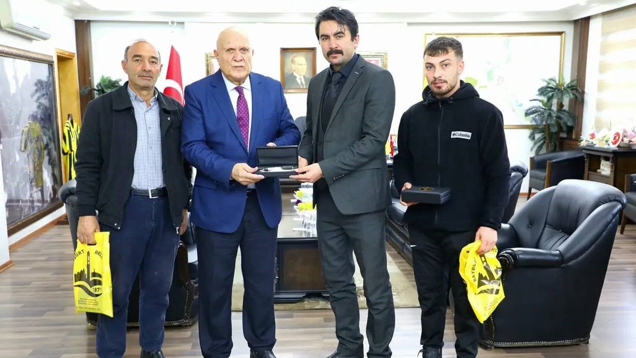 Başkan Pekmezci Cirit Milli Takımına seçilen sporcuyu makamında ağırladı