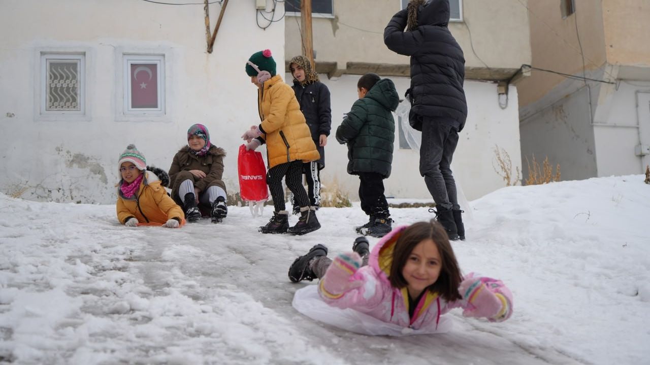 Bayburt’a yılın ilk karı yağdı, çocuklar dik yokuşları kızak pistine çevirdi