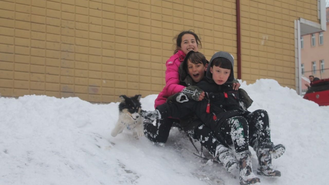 Bayburt’ta çocukların kar eğlencesi