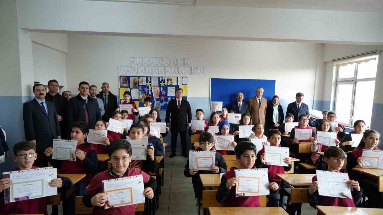 Erzincan’da öğrenciler karne heyecanı yaşadı