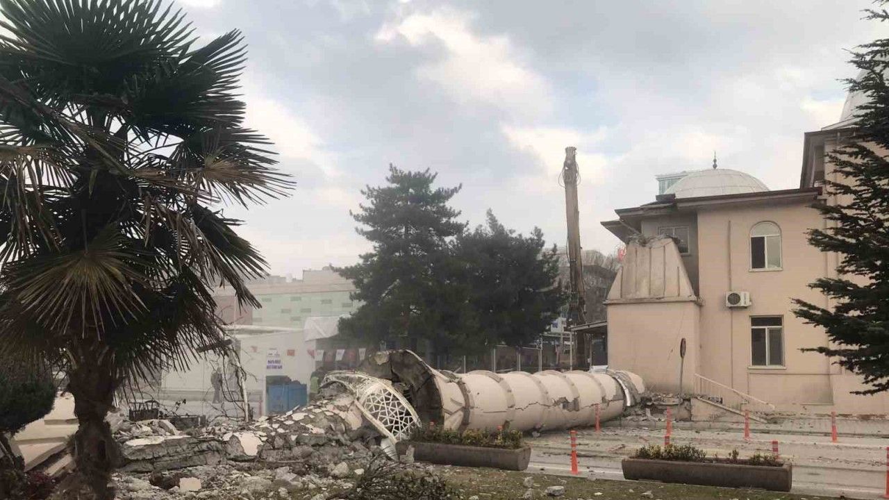 Malatya’da ağır hasarlı yapılar yıkılıyor