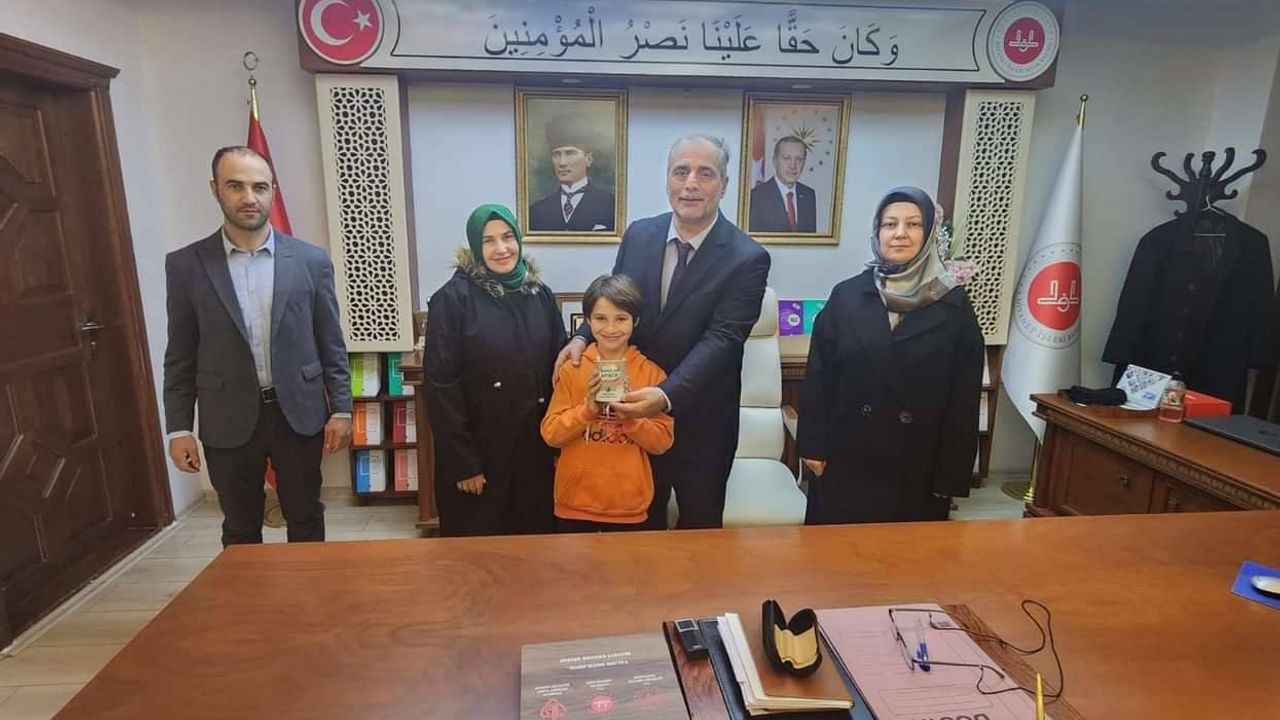 Minik Muhammet kumbarasındaki parasını Filistinli çocuklara bağışladı