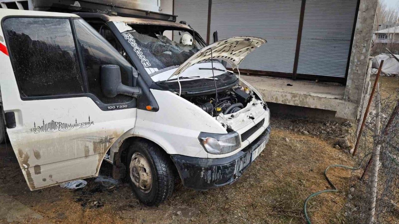 Van’da park halindeki kamyonet yandı